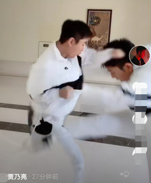 李小璐和闺蜜自拍疑暗讽贾乃亮：我不稀罕你！