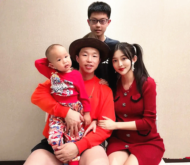 德云社烧饼秀全家福娇妻貌美如花两个孩子和爸爸如出一辙