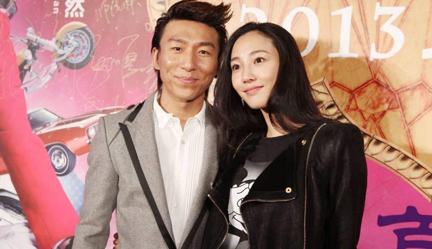 白百何再爆新恋情！深夜被神秘男子搂腰举止亲