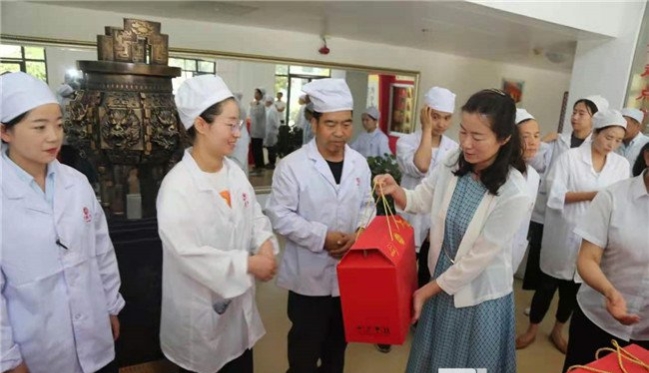 宝鸡市总工会到西凤公司开展“关爱职工送清凉”活动