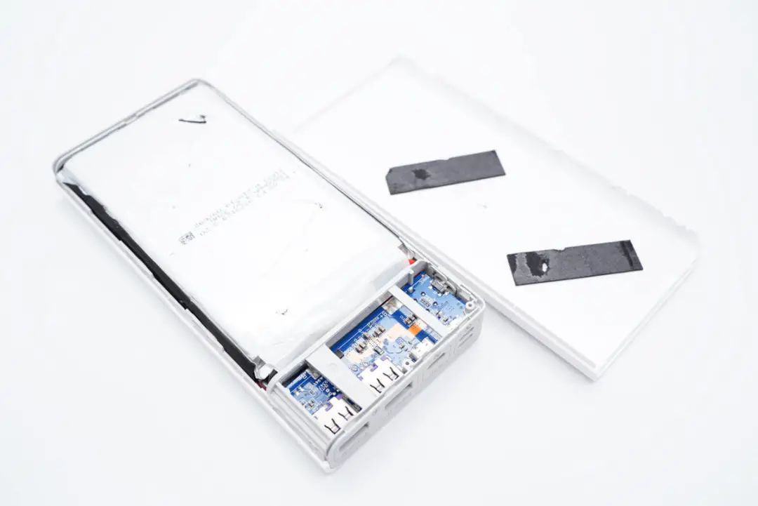 支持iPhone 13快充，罗马仕22.5W移动电源深度拆解