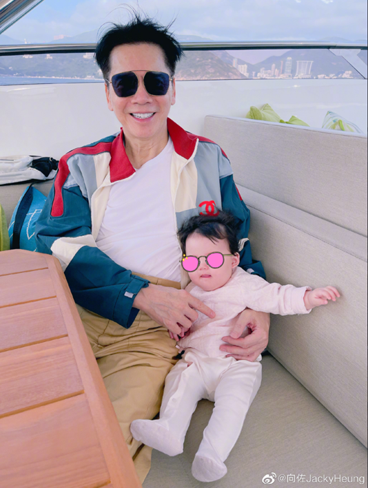 向佐父亲节晒全家福，全家人轮流抱小公主，女儿胖嘟嘟像极了向太