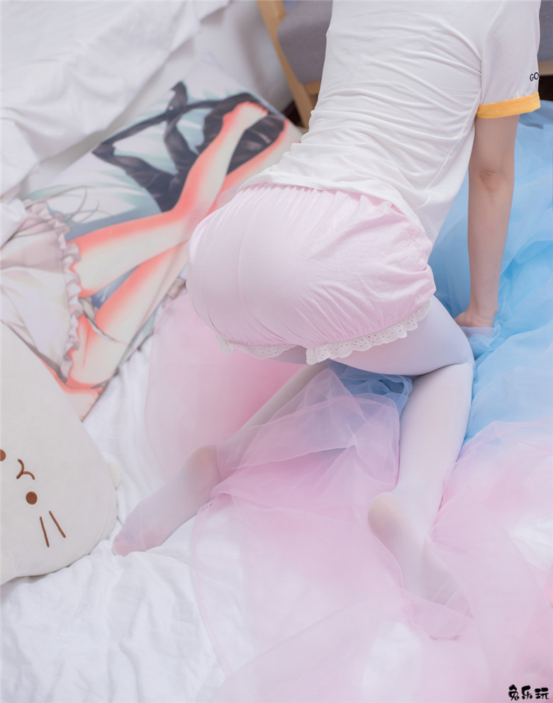 卧室里的白丝少女