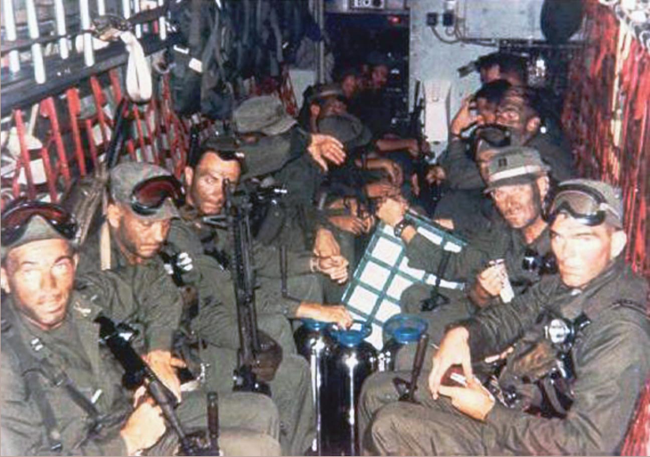 尼克松特批，美精锐夜袭越南战俘营，刚降落指