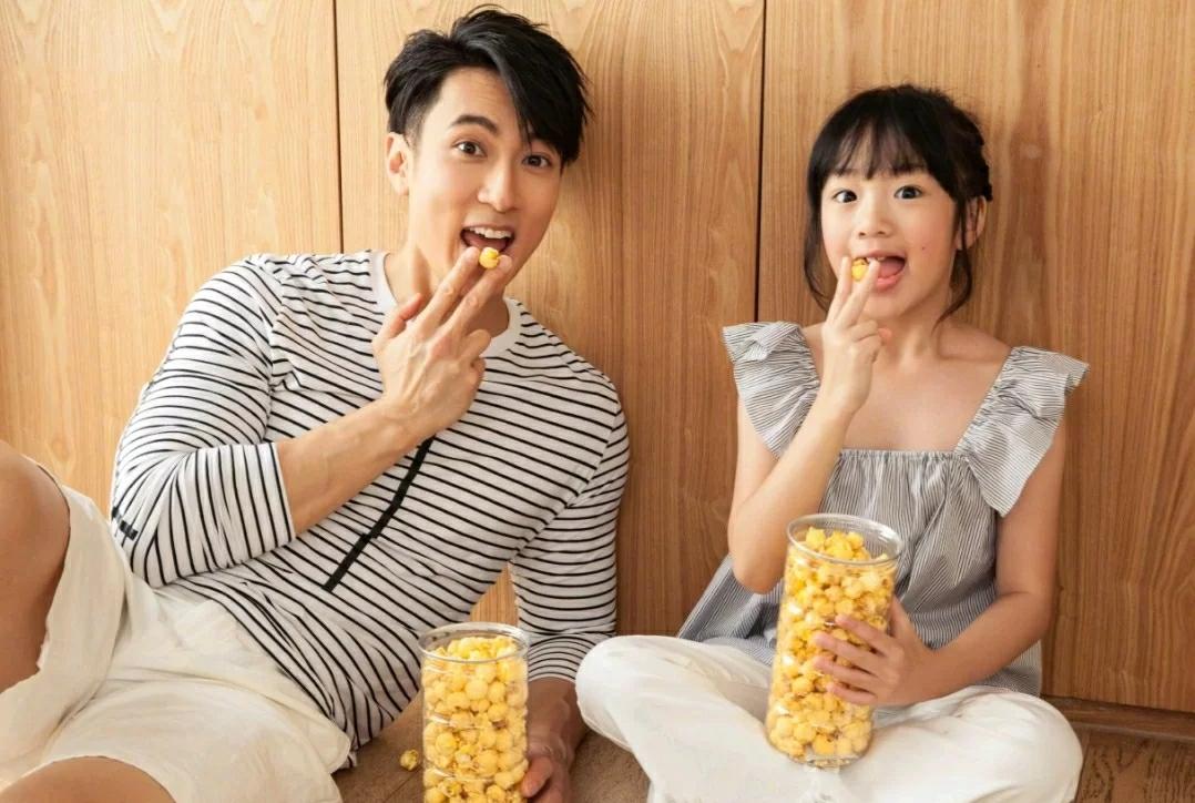 吴尊的女儿在文莱国王面前演奏大提琴，独立勇