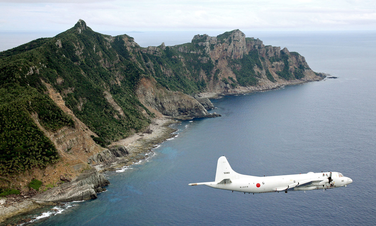 日本右翼議員氣焰囂張，駕駛漁船強闖釣魚島海域，我海警果斷阻擊後撒腿就跑