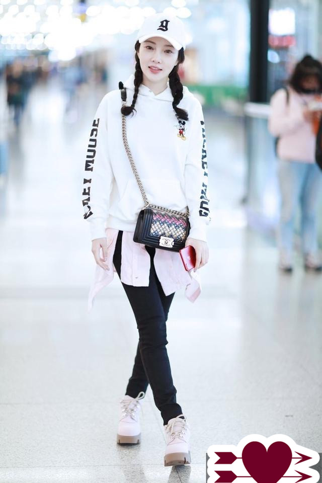 李小璐街拍真瘦，卫衣里套衬衫也不臃肿，看身