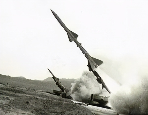 蒋介石76岁生日，岳振华打下台湾飞机做贺礼，晋