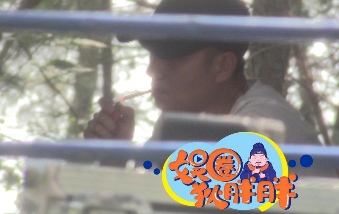 37岁文章近况曝光，脖子和手腕上大金链子太抢镜，片场抽烟好惬意