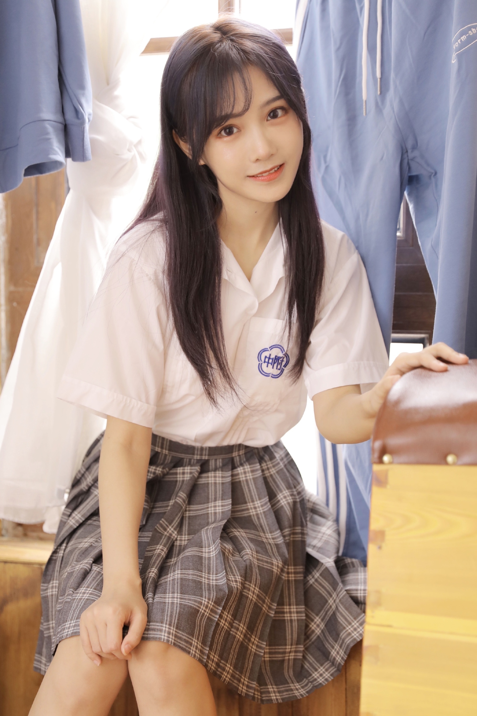 苏杉杉百褶裙制服写真像是学生时代里可爱的学妹更显俏皮魅力