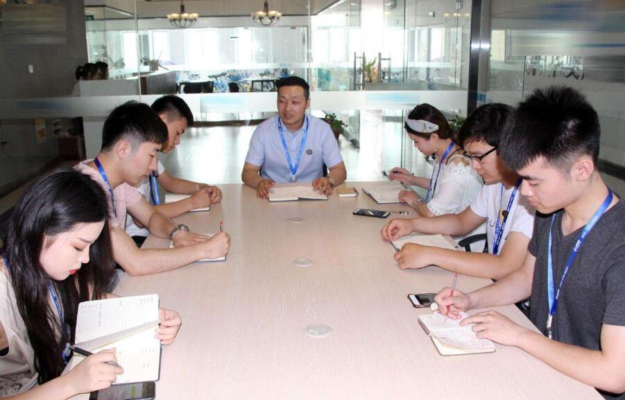 职场中，见不得你风光的小人，往往有这三个特质，不要和小人深交