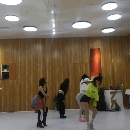 《乘风破浪》练习室曝光，姐姐们抗议穿制服，