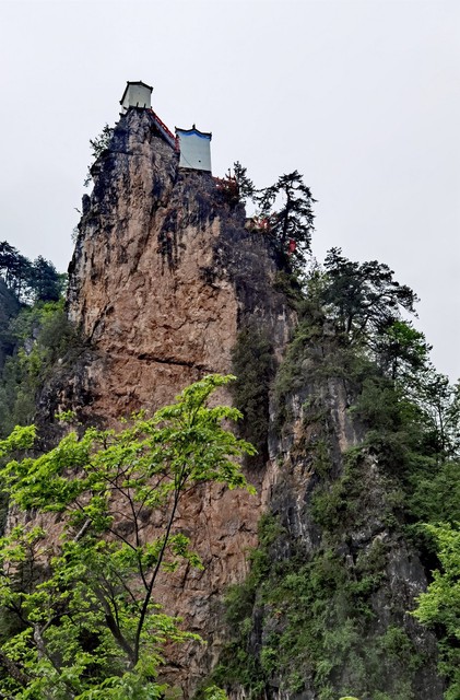 中国8个建在悬崖绝壁上寺庙，精彩绝伦，你去过哪个