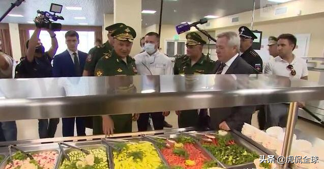 俄防长绍伊古视察食堂：怎么没肉？俄军伙食太粗糙，乱炖貌如猪食