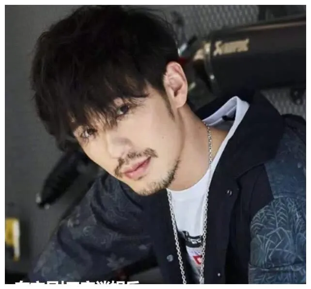 男明星“留胡子”：忍了白宇，忍了张翰，却死在他的喉结上！