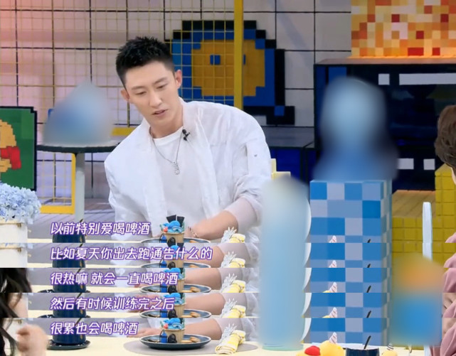 黄景瑜街头撸串，喝醉酒后对身旁男友人搂腰勾脖放飞自我