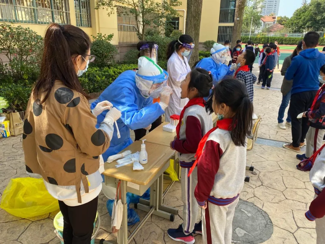 市口腔医院医护核酸采样进校园，筑牢市南区34所学校防护网