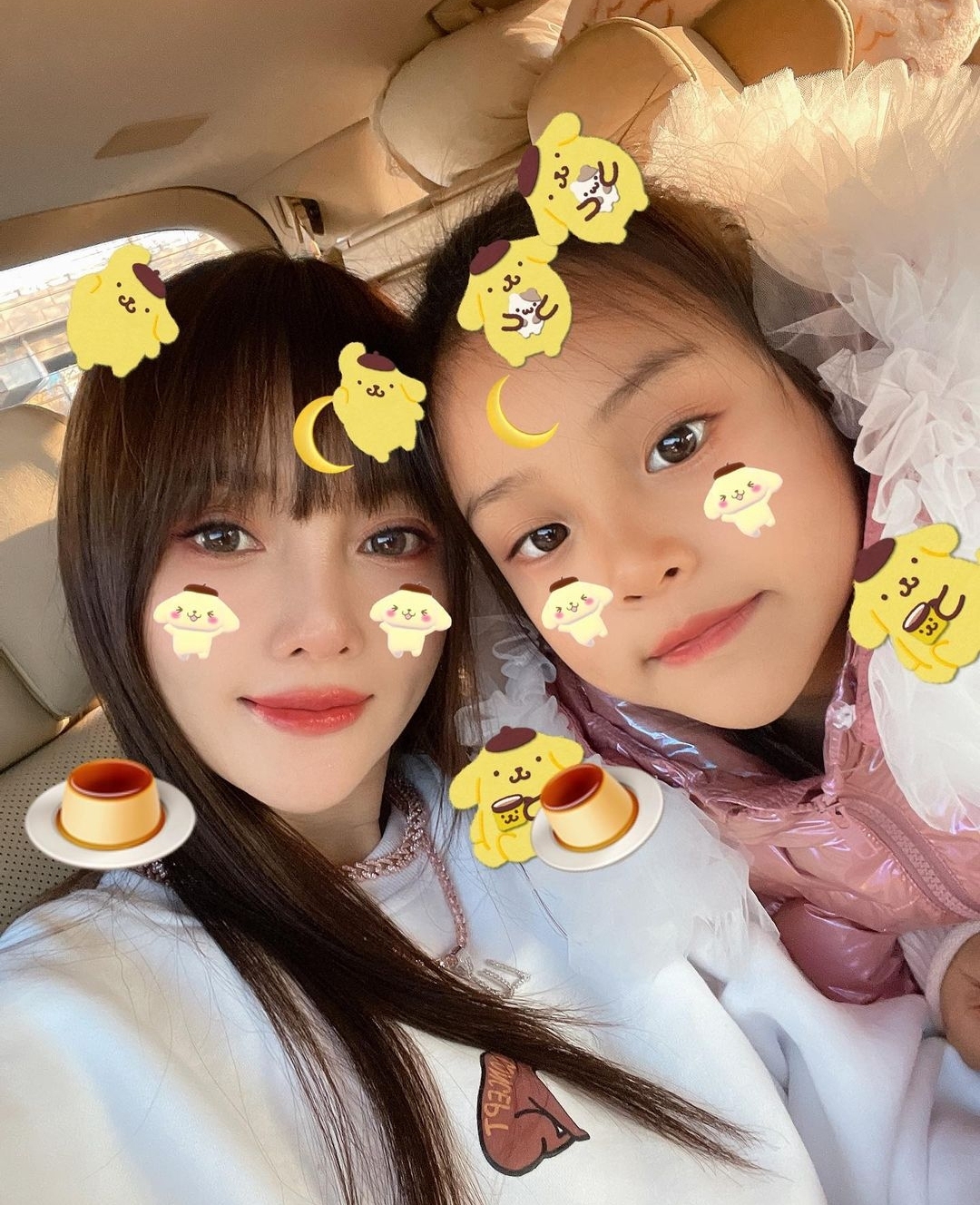 李小璐送女兒去演出彩排，曬母女合影，笑容如復制粘貼