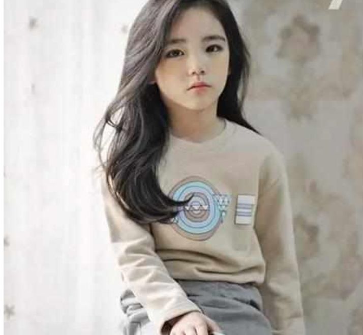 7岁女孩被经纪公司看中，愿等她10年签约，看到