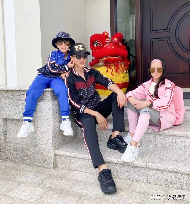 吳尊一家四口買春聯，林麗吟穿短褲破三胎傳聞，跟女兒同框似姐妹