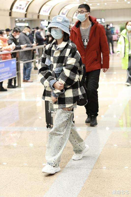 小沈阳一家三口罕走机场，14岁女儿身高已超妈，打扮超酷大变样