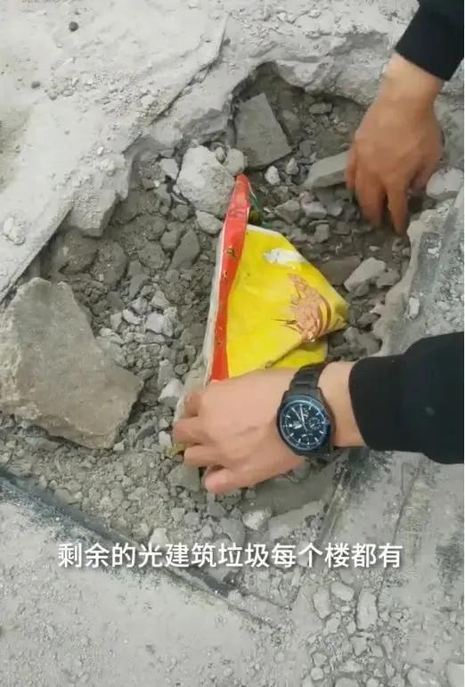 太心黑了！建筑垃圾做楼顶防水层！致居民房屋漏水