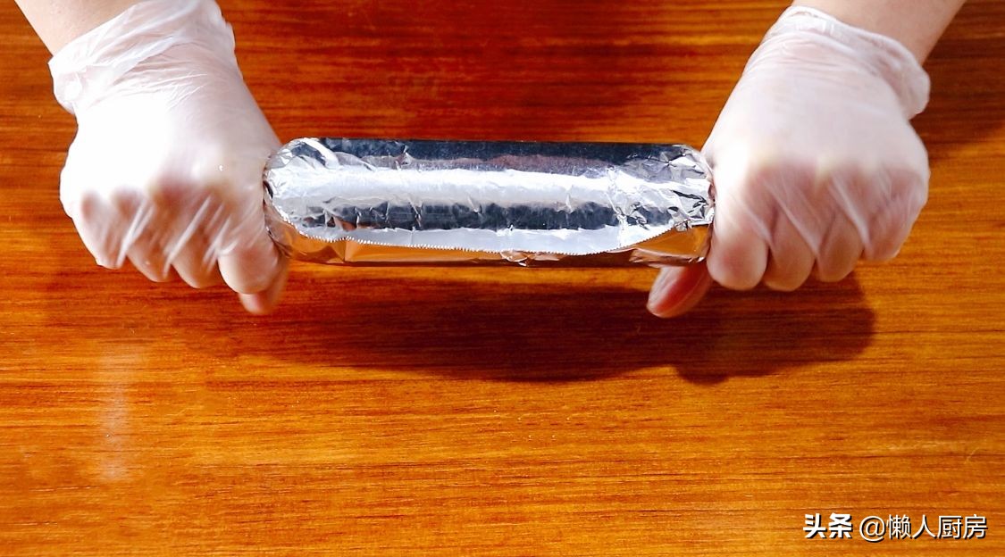 做鸡腿时，鸡肉里面包着咸蛋黄，记住这1点，没有腥味