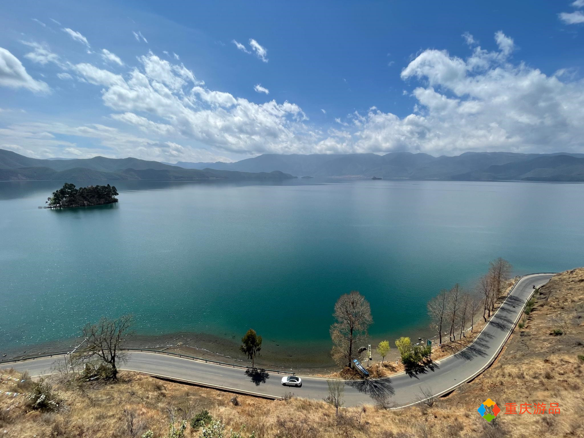 重庆小两口环游中国：穿上秋裤游泸沽湖，200块入住里格半岛