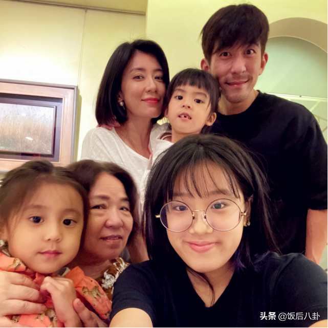 梧桐妹晒全家福，咘咘做鬼脸表情搞怪，波妞门牙掉了笑得很可爱