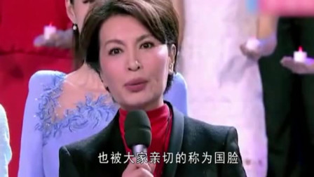 路人找她签名，她却告诉儿子：妈妈不是明星，是工作态度受人尊重