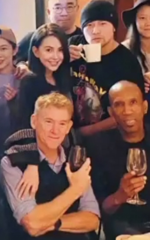 周杰倫曬照為岳父慶生，不叫“爸爸”叫名字，翁婿相處方式像兄弟