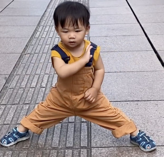 蔡少芬闢謠治病後心情好，騎單車攜子溜達過六一，魚蛋練功萌態足