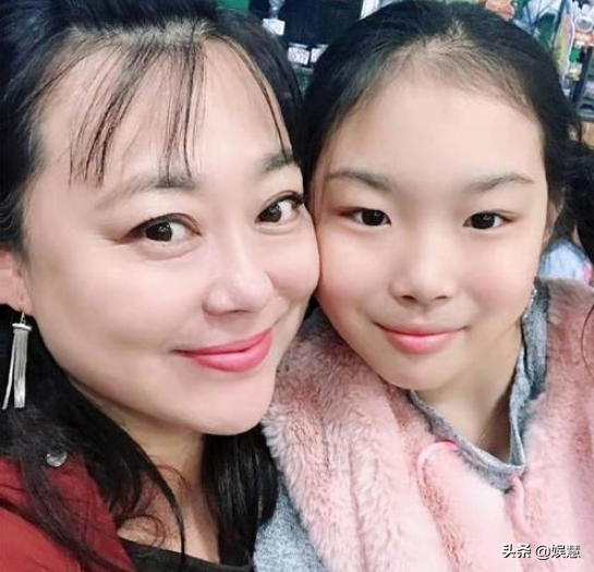 “诈骗”风波平息，演员李菁菁与90后丈夫出游，不像夫妻像母子