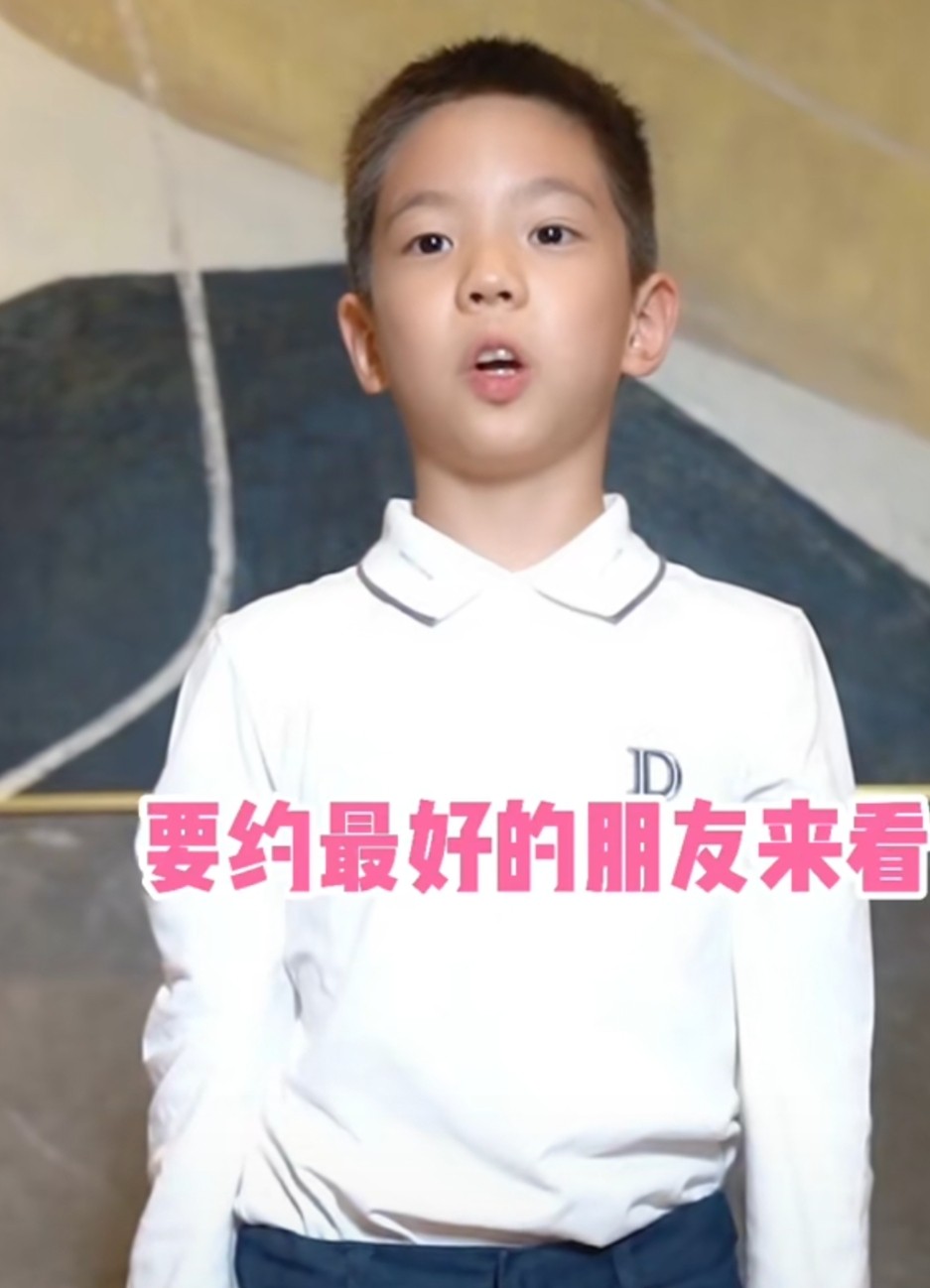 霍思燕儿子嗯哼曝近照，外型帅气站姿笔直，细胳膊瞩目婴儿肥消失