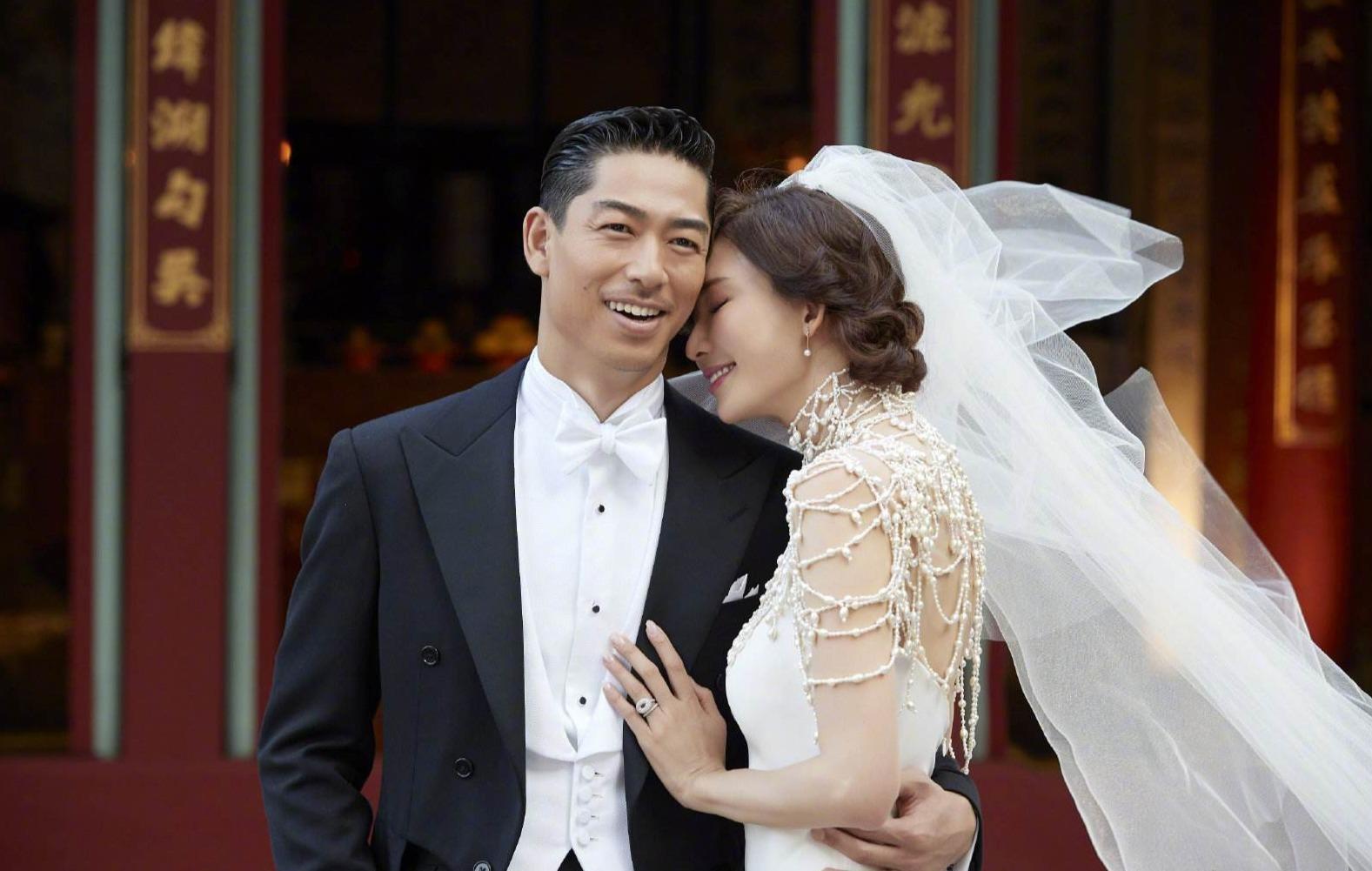 林志玲与妈妈合影，网友被腿上淤青吸引，引发猜测：被老公家暴？