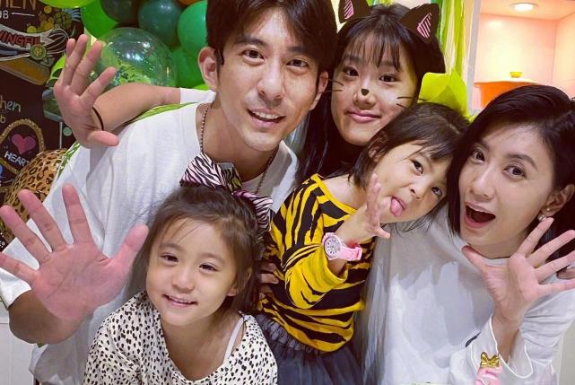 梧桐妹晒与波妞合照，镜头前波妞秒变淑女，托脸卖萌超可爱