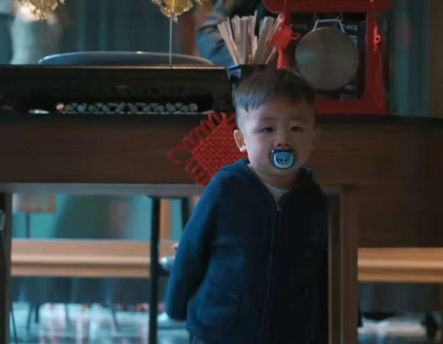 張晉新年首曬全家福，三個兒女同框送祝福，豪宅內景罕見曝光