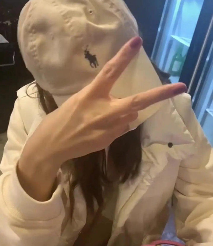 陈赫张子萱偷发糖，一同出游手上戒指太显眼，夫妻不敢同框略心酸
