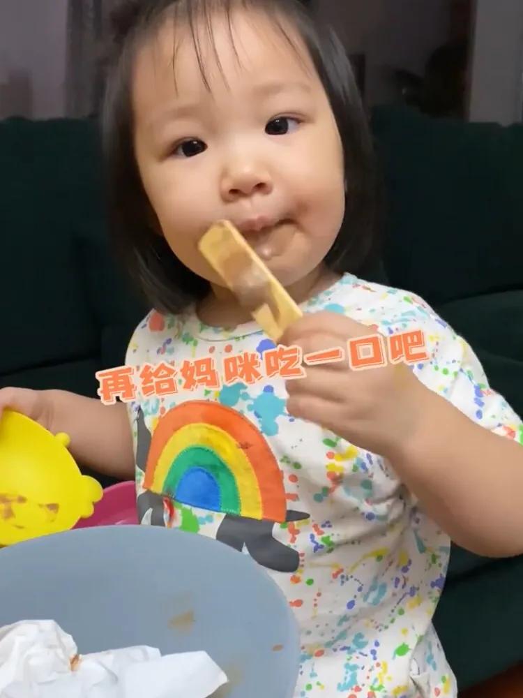 王祖藍曬女兒可愛吃相，2歲天韻已經懂得分享，十分乖巧懂事