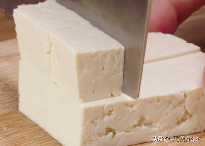 在家教你做椒鹽脆皮豆腐，外脆里嫩，簡單營養，吃一次念念不忘