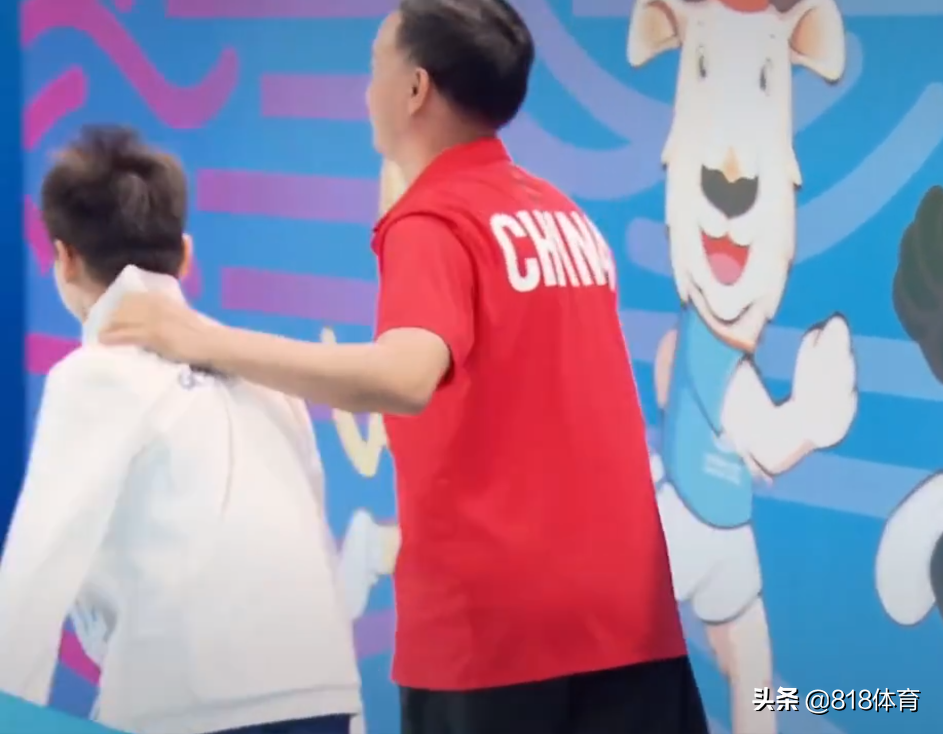 可爱!全红婵经过混采区被记者拉着采访,何教练赶紧薅衣领将她拽走