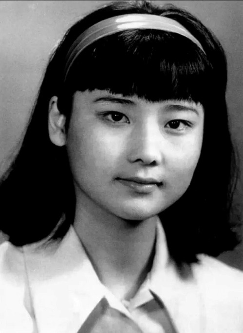何赛飞年轻时倾国倾城：25岁嫁初恋，32年无绯闻