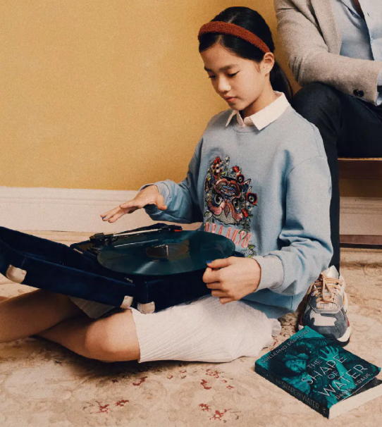 鐘麗緹12歲的二女兒近照曝光，撕掉“最醜”標籤長得越來越漂亮