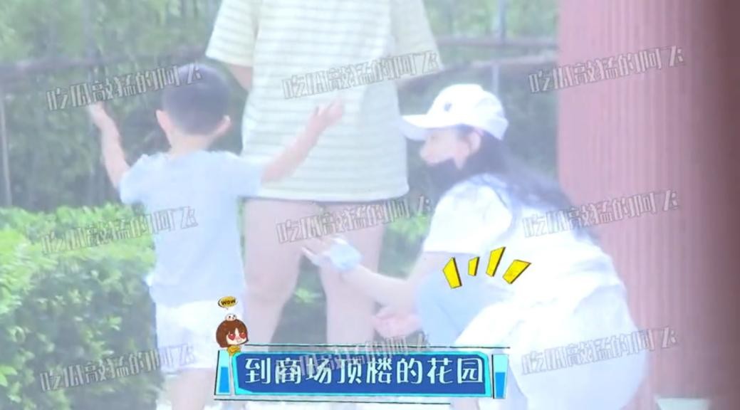 赵丽颖风波后首现身，从冯绍峰处接爱子出游，与其亲密互动显母爱