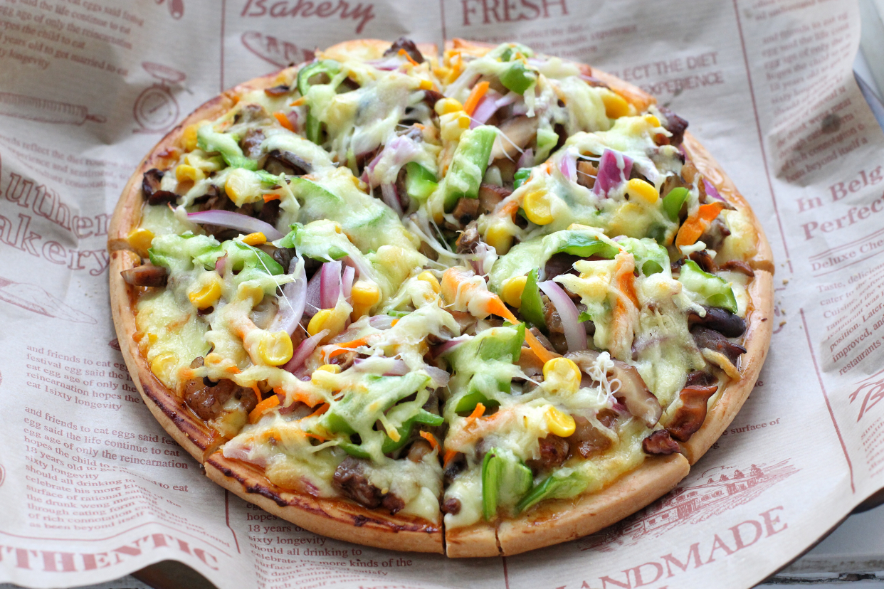 自制美味诱人的大披萨，瀑布拉丝老过瘾了，比必胜客里的还好吃