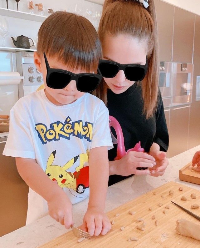 周杰伦儿子惹妈妈生气，昆凌劝自己放平情绪，母子俩攀爬画面温馨