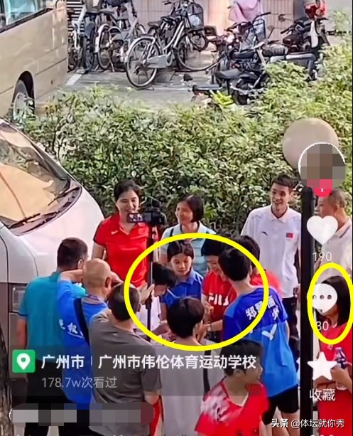 全红婵耍大牌，拒绝合影？破案了，征得何教练同意后，她主动签名