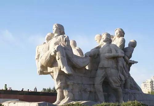 八女挽臂投江，壮烈殉国，用生命掩护的师长关书范，却投敌叛变