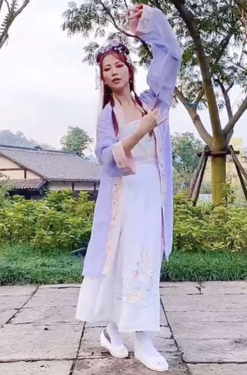 蔡少芬中秋晒全家福，穿古装跳舞鱼尾纹抢镜，服装被吐槽像丫鬟