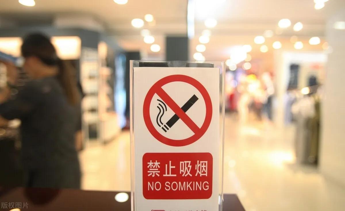 员工厕所抽烟被“逮”，高管：开除，员工打到二审获赔6.6万！